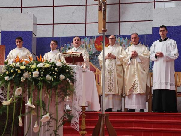 Biskup Petar Palić slavio uskrsnu misu u mostarskoj katedrali