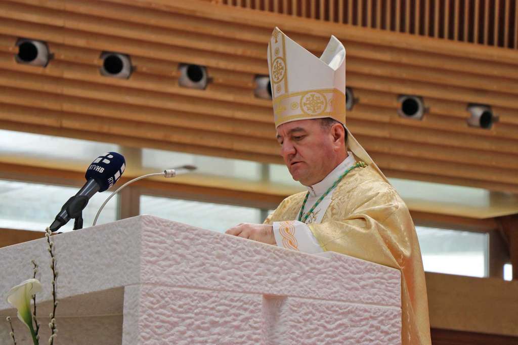 Biskup Petar Palić slavio uskrsnu misu u mostarskoj prvostolnici