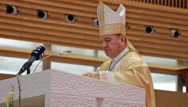 Biskup Petar Palić slavio uskrsnu misu u mostarskoj prvostolnici