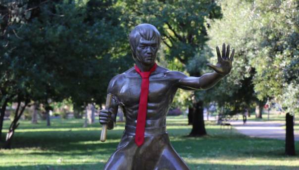 Biste bh. nobelovaca, Bijedića, Šantića i Brucea Leeja ukrašene kravatama