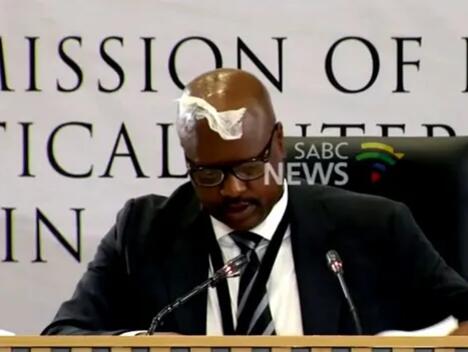 Bizaran trenutak na sudu: Bivšem šefu policije ostala na čelu zalijepljena maramica