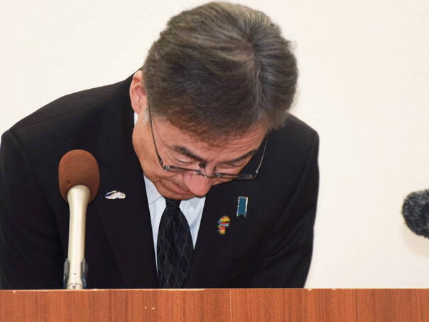 Bivši japanski guverner poslao više od 1.000 neprimjerenih seksualnih poruka osoblju