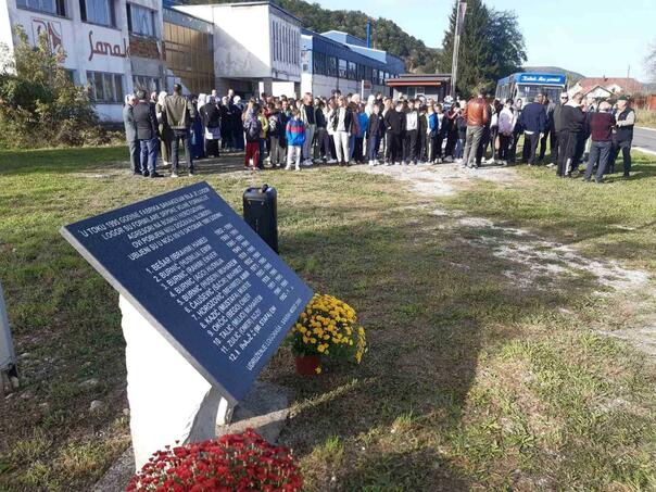Bivši logoraši uz poruke poruke mira obilježavaju godišnjicu zločina u Sanskom Mostu