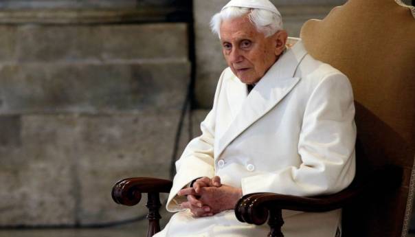 Bivši papa Benedict ozbiljno bolestan