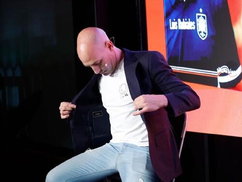 Bivši predsjednik fudbalskog saveza gađan jajima na promociji knjige