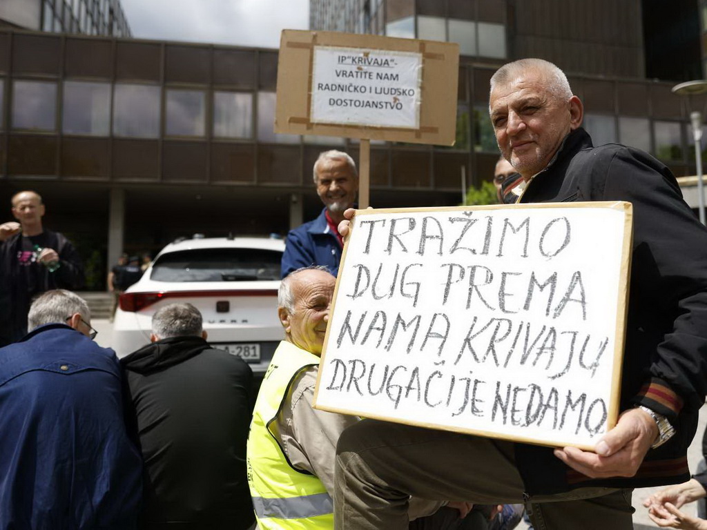 Bivši radnici Krivaje pred zgradom Vlade FBiH, traže rješenja za njihov status