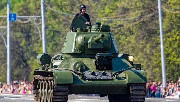 Bizaran trenutak parade na Crvenom trgu