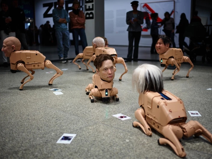 Bizarna izložba u Berlinu: Robotski psi s glavama poznatih ličnosti