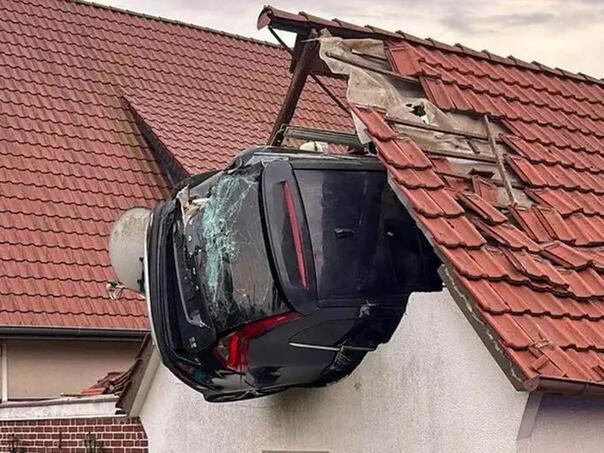 Bizarna nesreća u Njemačkoj: Automobilom uletio u štalu
