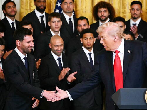 Bizarna scena iz Bijele kuće: Trump govorio o razaranju Irana ispred Messija