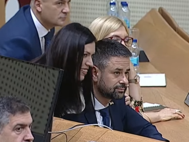Bizarne scene u Parlamentu BiH: Ko je kome sjedio u krilu