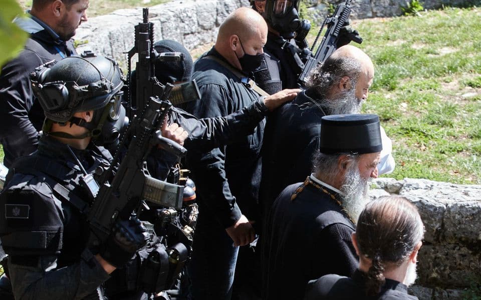 Bizarne scene: Sveti čin uz helikoptere, duge cijevi i štitove