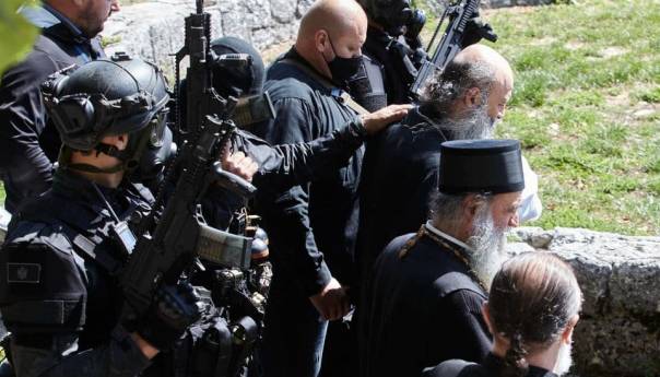 Bizarne scene: Sveti čin uz helikoptere, duge cijevi i štitove