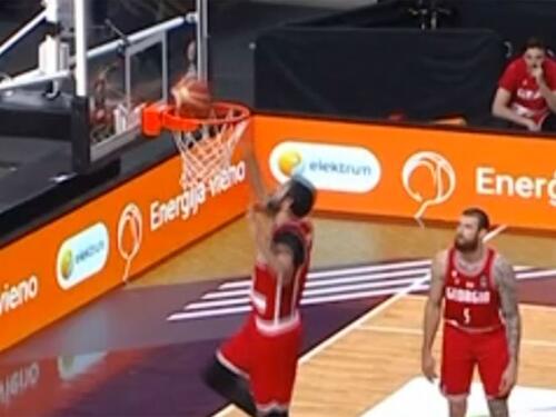 Bizarno: Košarkaš namjerno htio zakucati u svoj koš pa promašio