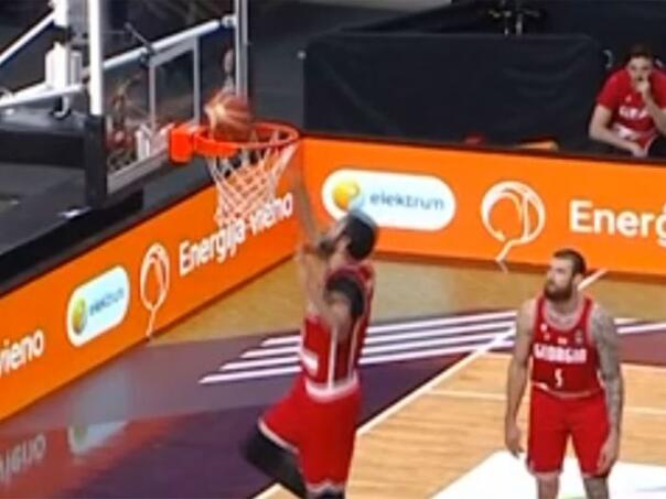 Bizarno: Košarkaš namjerno htio zakucati u svoj koš pa promašio