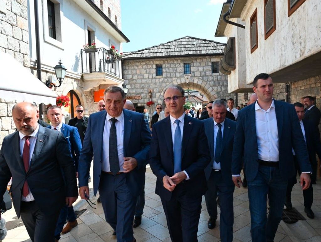 Bjegunac Dodik šeta Višegradom uz velike mjere sigurnosti
