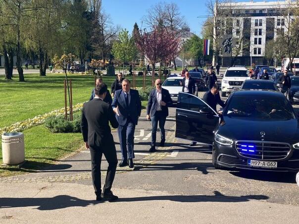 Bjegunca Dodika prati specijalna jedinica: U Prijedor stigao pod jakim mjerama osiguranja