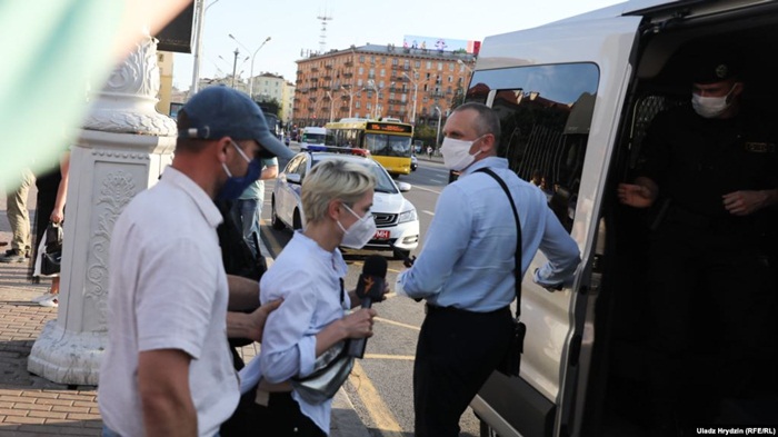 Bjeloruska policija privela stotinjak osoba, među njima i novinare 