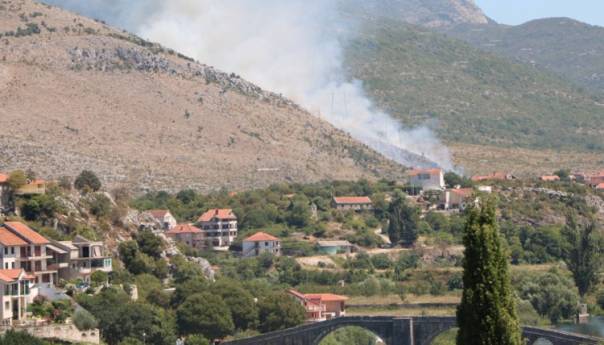 Bjesni požar kod Trebinja, vatrogasci i mještani brane kuće