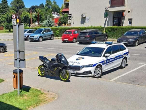 Bježao policiji na motoru pa parkirao pred njihovom stanicom