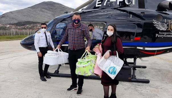 Blizanci rođeni vantjelesnom oplodnjom kući stigli helikopterom