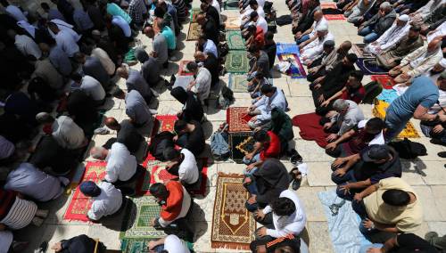 Blizu 150.000 vjernika klanjalo džumu u Al-Aksi