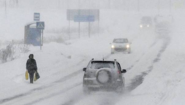 Blizu 70.000 radnika čisti ulice Moskve, palo najviše snijega u 65 godina