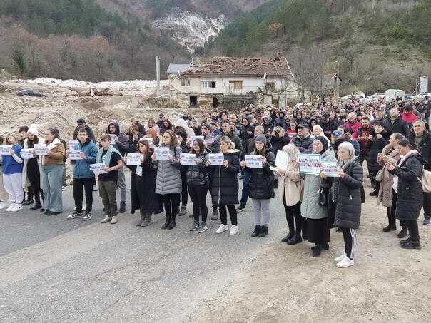 Blokada ceste u Jablanici u znak sjećanja na poginule u poplavama
