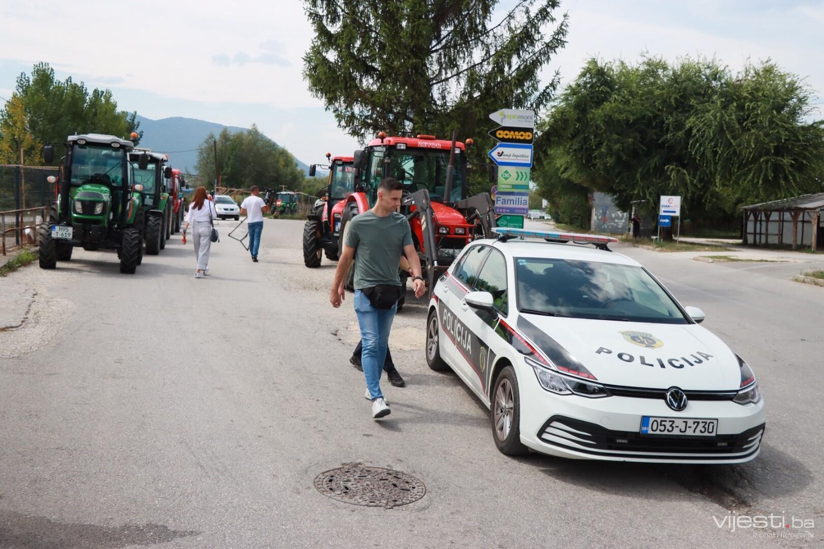 Blokada kod Sarajeva: Policija spriječila dolazak traktora na protest