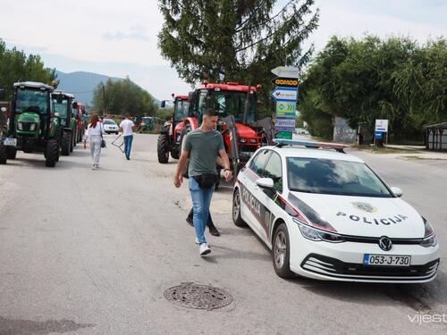 Blokada kod Sarajeva: Policija spriječila dolazak traktora na protest