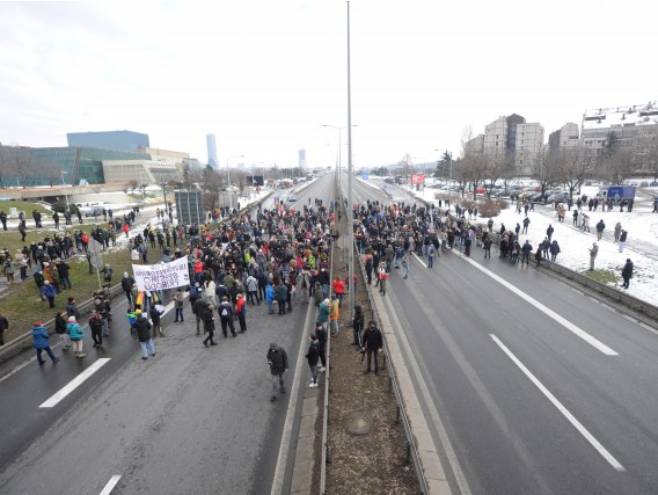Blokade puteva na više lokacija, zabilježeni incidenti