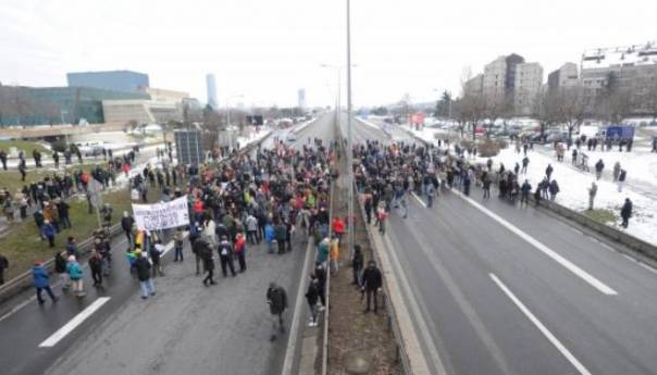 Blokade puteva na više lokacija, zabilježeni incidenti