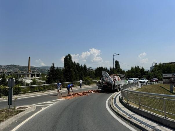 Blokirana Stupska petlja, iz kamiona se prosula cigla