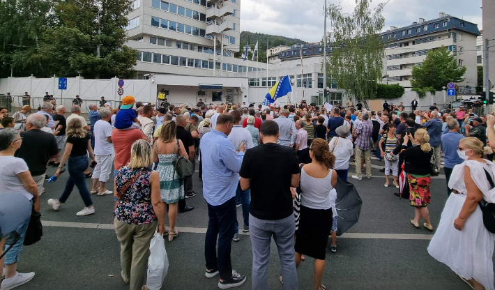 Blokirana ulica ispred OHR-a, građani uzvikuju: Ne damo Bosnu!