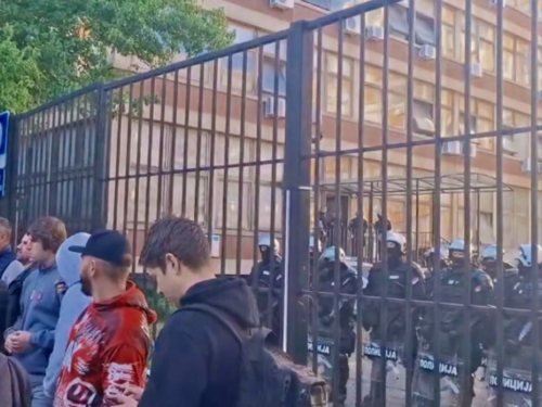 Blokirana zgrada suda u Novom Sadu
