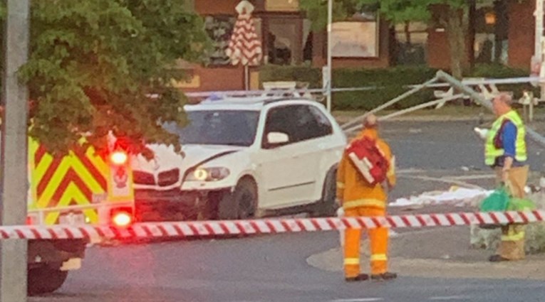 BMW-om se zabio u terasu puba u Australiji i ubio 5 ljudi