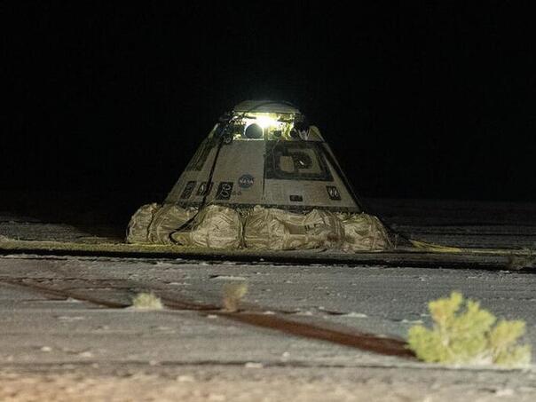 Boeingov Starliner se vratio na zemlju bez posade, astronauti ostali zaglavljeni u svemiru
