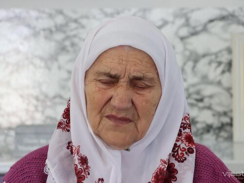 Bol odjekuje fotografijom u New Yorku: Ovo je srebrenička majka Šuhra Malić