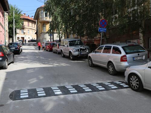 Bolja sigurnost za učenike pred početak školske godine, postavljeni 'ležeći policajci' kod škola