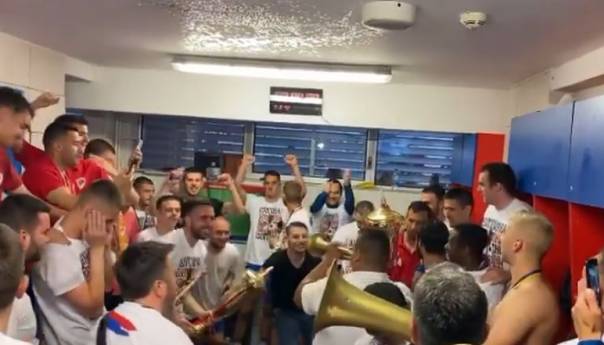 Borac osvajanje titule u svlačionici slavio uz trubače