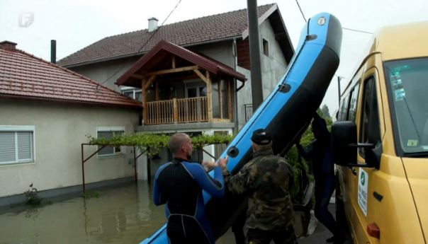 Borba sa nabujalom rijekom Unom i dalje traje