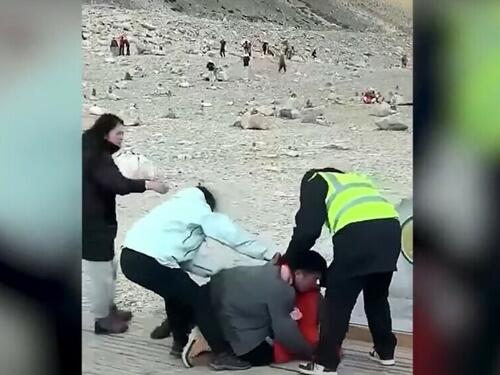 Borba za selfie: Potukli se na putu do Mount Everesta