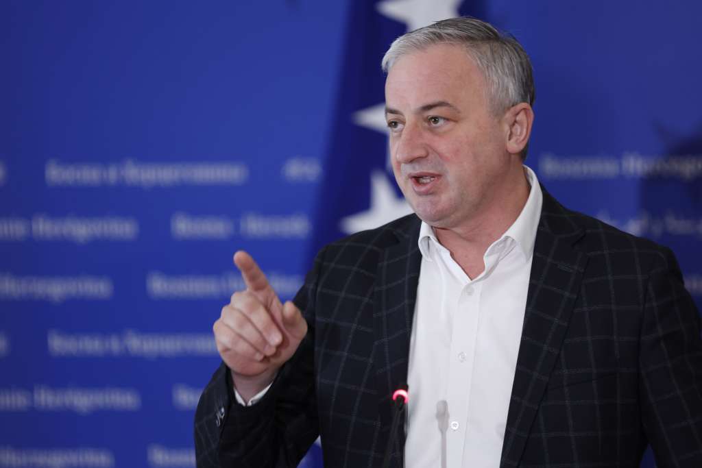 Borenović: Ukinuti akcize na gorivo i smanjiti PDV na osnovne životne namirnice