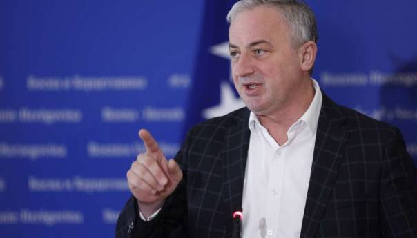 Borenović: Ukinuti akcize na gorivo i smanjiti PDV na osnovne životne namirnice