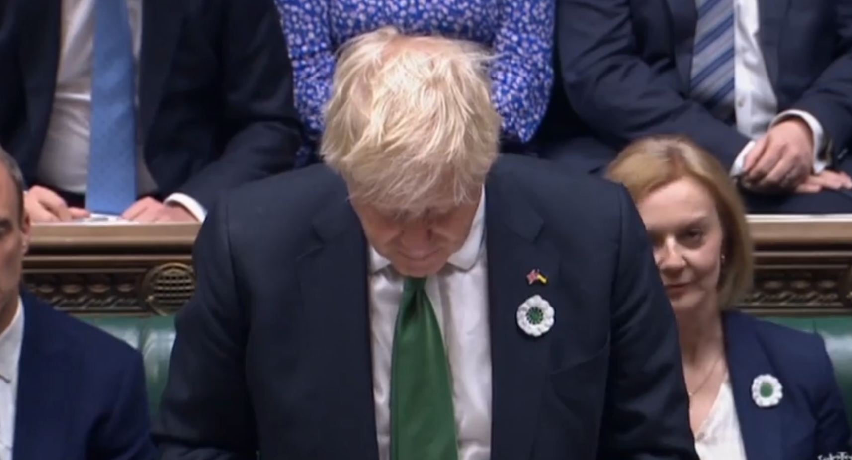 Boris Johnson i Liz Truss sa Cvijetom Srebrenice u Parlamentu UK 