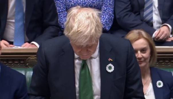 Boris Johnson i Liz Truss sa Cvijetom Srebrenice u Parlamentu UK