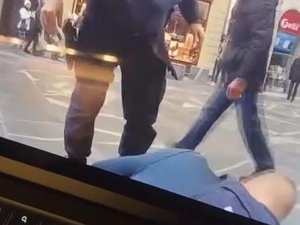 Bošnjak preminuo nakon što ga je davio policajac: "Ne mogu disati..."