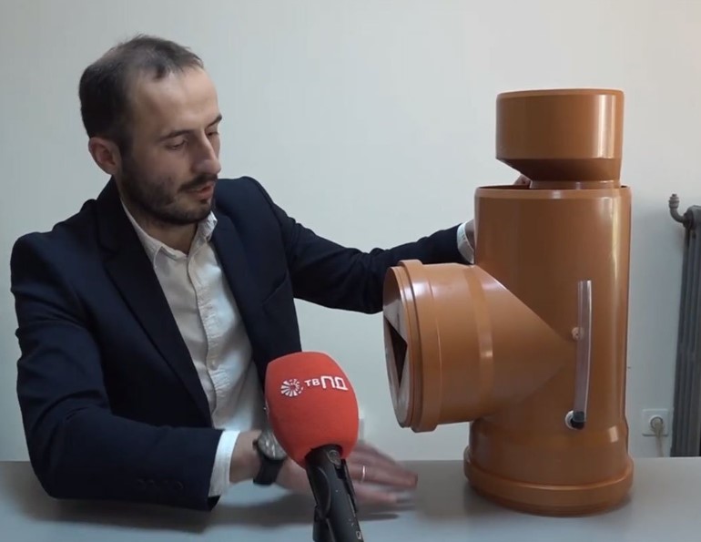 Bosanac priprema uređaj za mjerenje protoka kišnih voda 