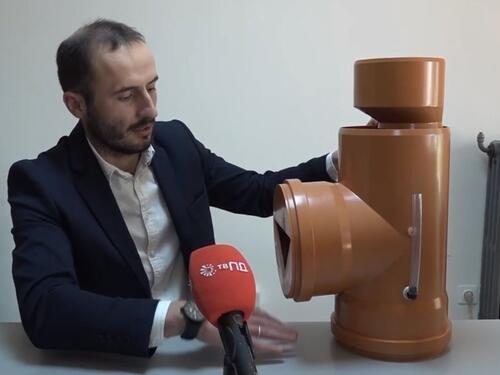 Bosanac priprema uređaj za mjerenje protoka kišnih voda