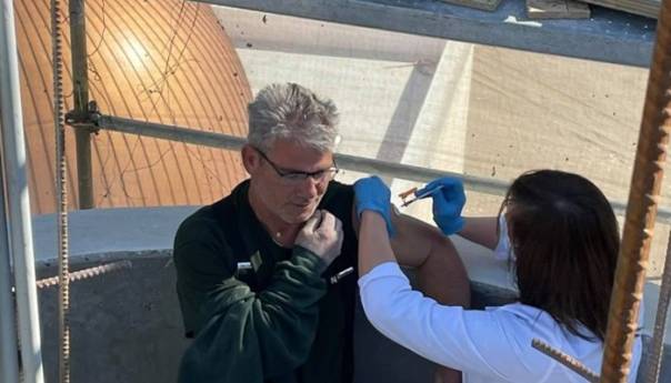 Bosanac u Americi primio vakcinu na munari visokoj 24 metra